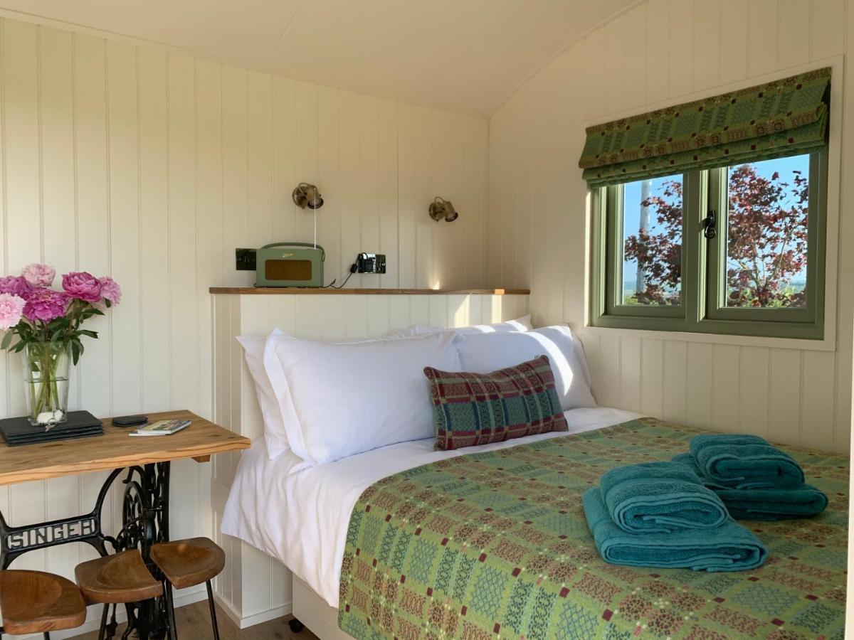The Woolly Sheep Shepherd Huts Whitland Esterno foto