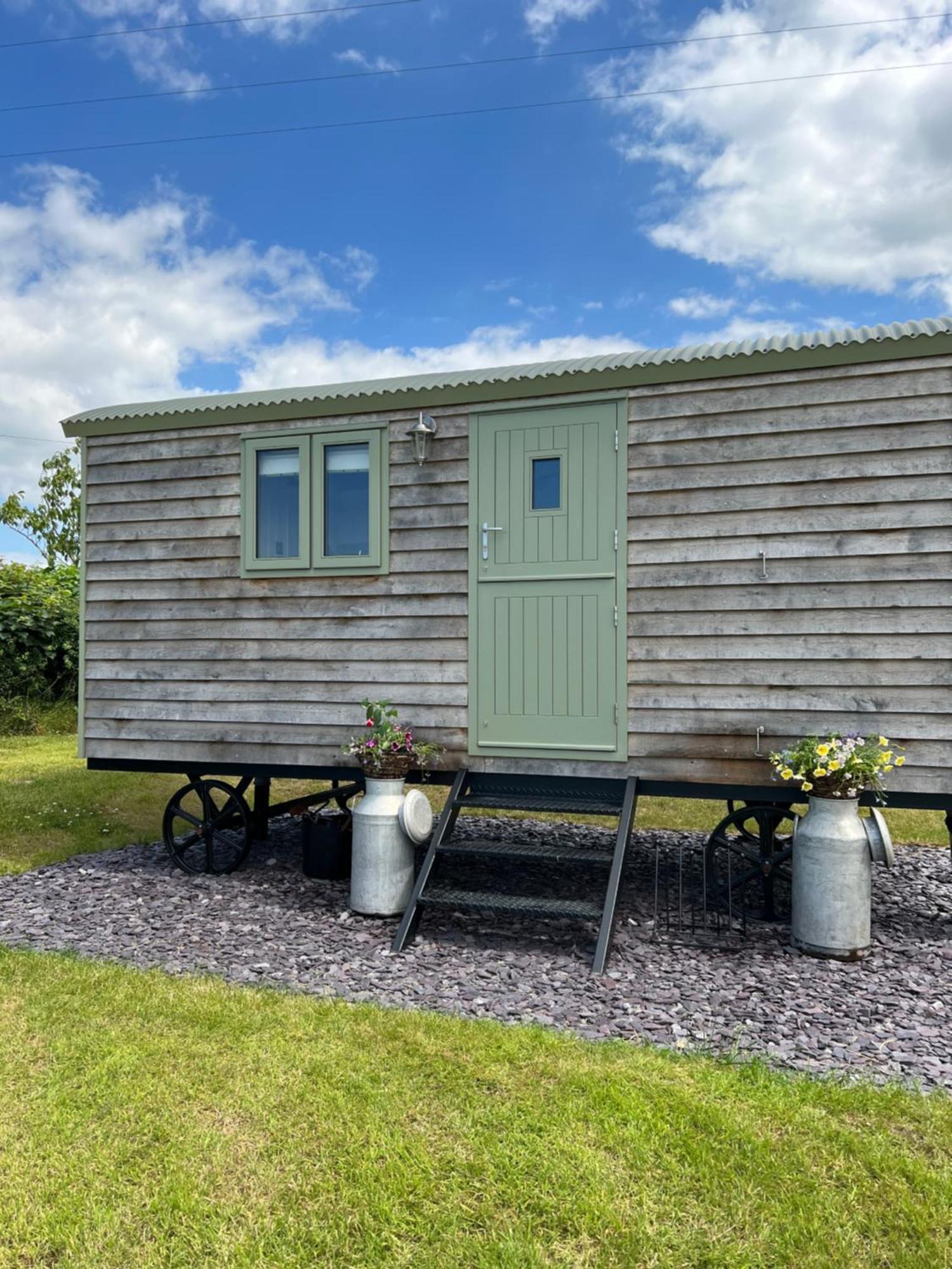 The Woolly Sheep Shepherd Huts Whitland Esterno foto